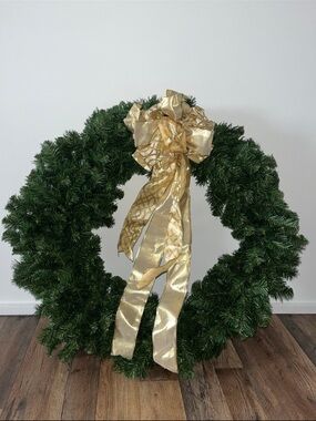 Classic Green Holiday Wreath with Gold Bow